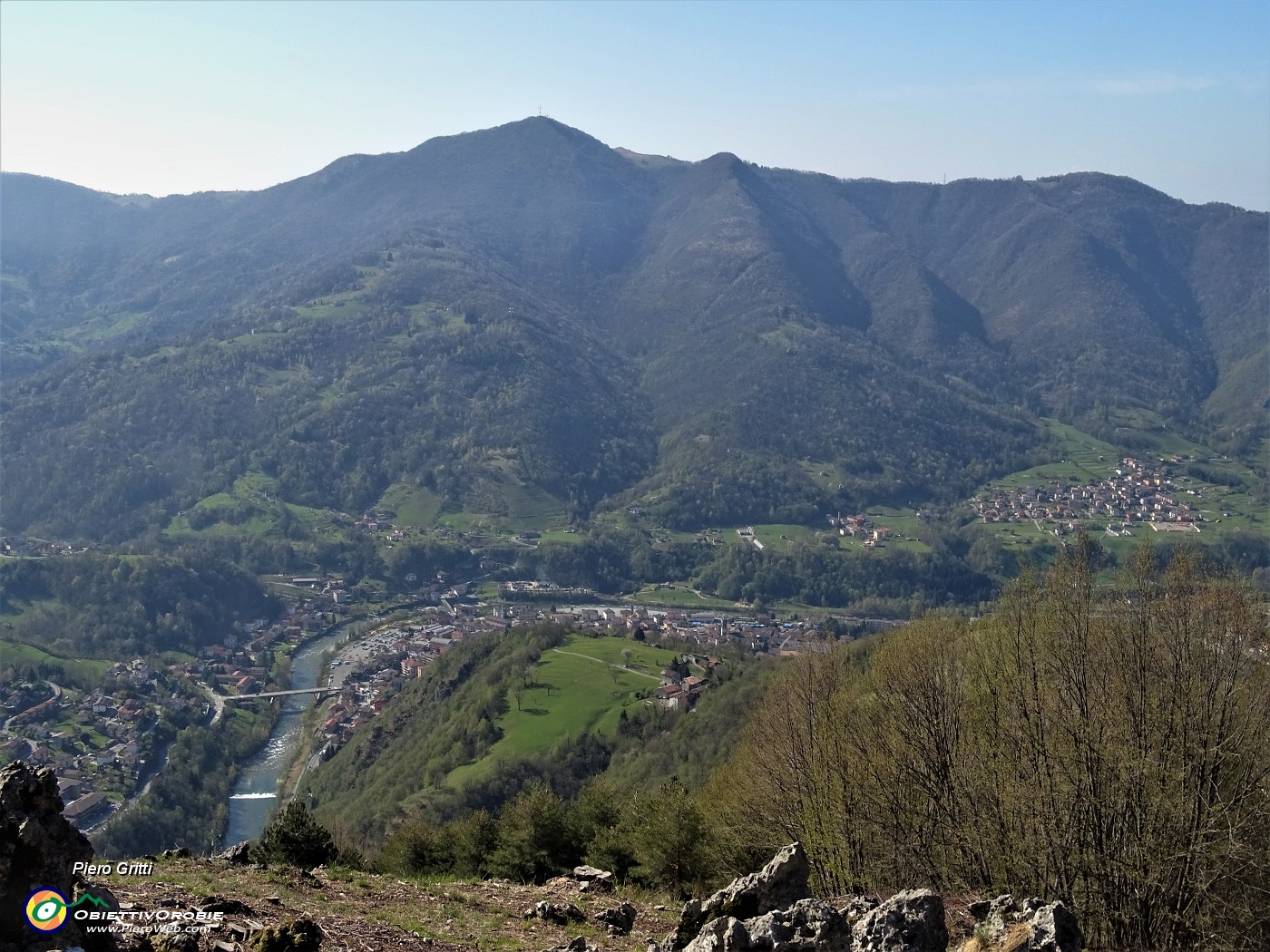 32 Dal Pizzo (921 m) vista su Zogno (300 m).JPG